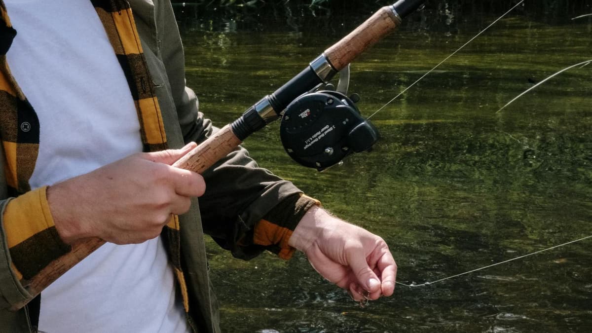 Raubfischangler am Wasser bei Sonnenaufgang
